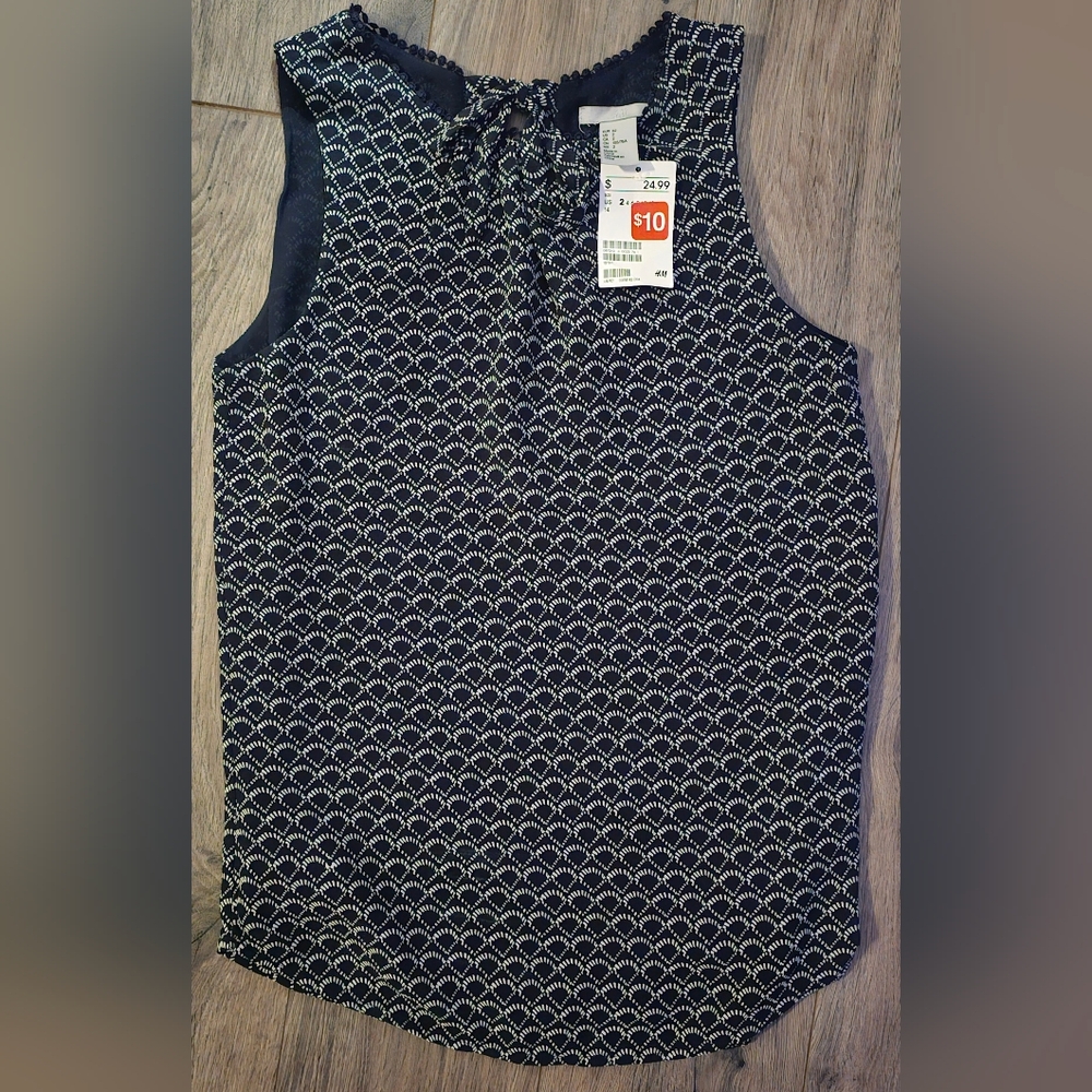 H&M Navy and White Patterned Sleeveless Blouse